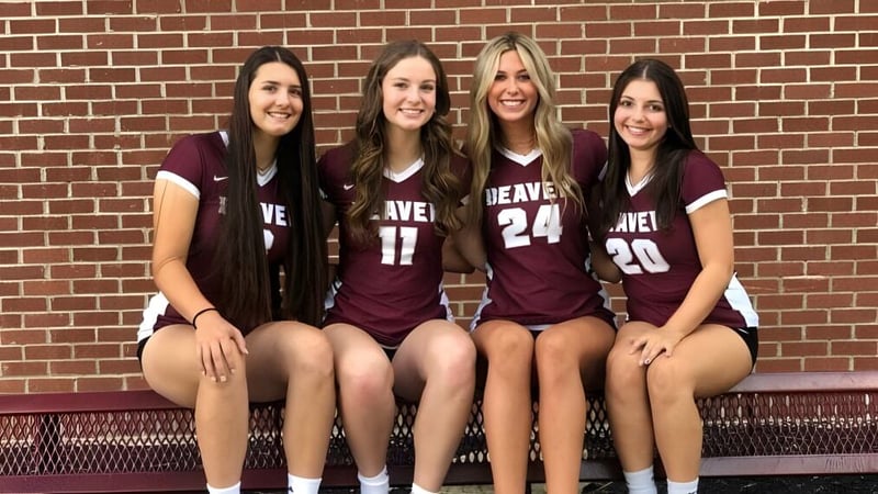 Vier Schülerinnen der Beaver Area High School posieren in einheitlichen Trikots mit dem Schriftzug Beavers vor einer Backsteinmauer.