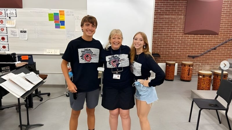 Drei Schülerinnen und Schüler stehen zusammen in einem Klassenraum der Beaver Area High School.