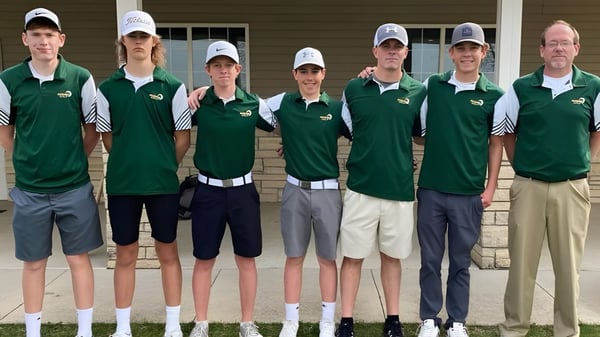 Eine Gruppe Schüler der Beckman Catholic School steht in einheitlicher grüner und weißer Uniform vor einem Backsteingebäude.