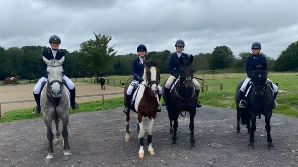 Vier Reiter in Reitausrüstung auf einem Feldweg auf dem Gelände der Bede's Senior School.