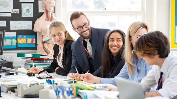 Eine Gruppe von Personen führt in einem Büro auf dem Campus der Bedford School eine Besprechung durch.