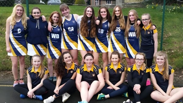 Eine Gruppe junger Netball-Spielerinnen posiert gemeinsam auf dem Sportfeld des Bedstone College.