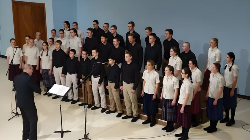 Eine Gruppe von Schülerinnen und Schülern der Beech Grove School steht gemeinsam bei einem Chorauftritt.