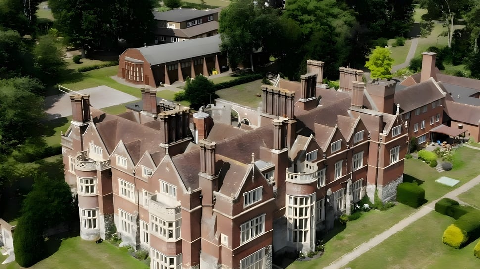 Das historische Gebäude der Beech Grove School ist von üppigem Grün umgeben.