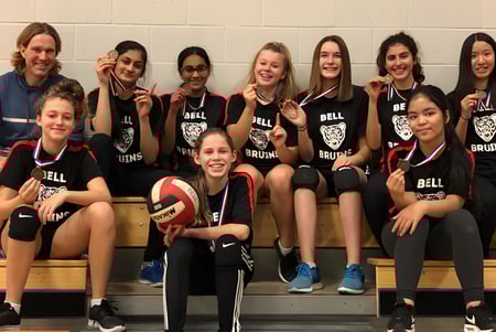 Die Volleyball-Mannschaft der Bell High School posiert gemeinsam in der Sporthalle.