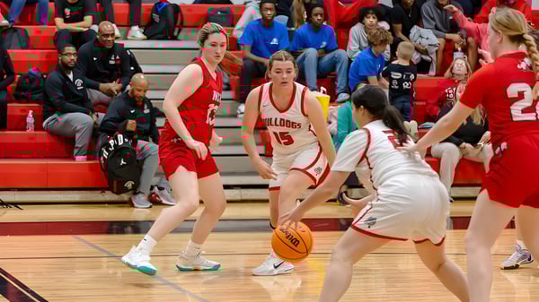 Eine Gruppe weiblicher Basketballspielerinnen der Berean Baptist Academy konkurriert auf dem Spielfeld vor Zuschauern.