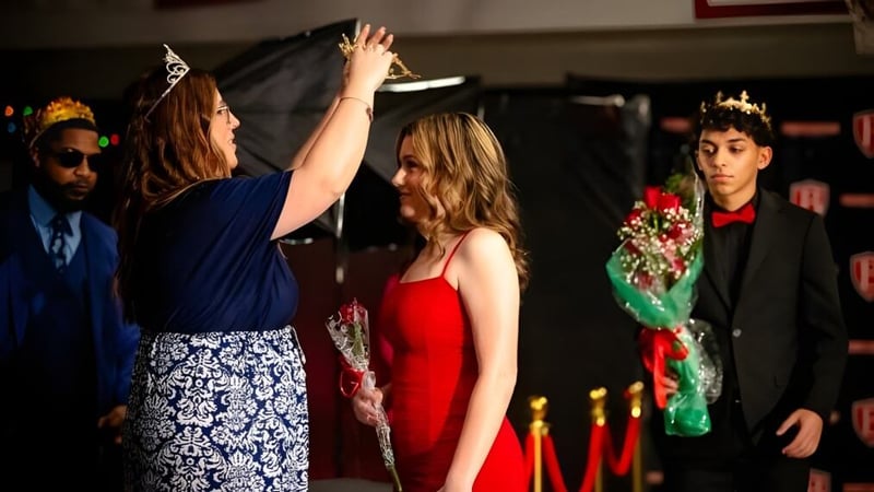 Schüler der Berean Baptist Academy feiern einen besonderen Anlass in formeller Kleidung mit erhobenen Armen.