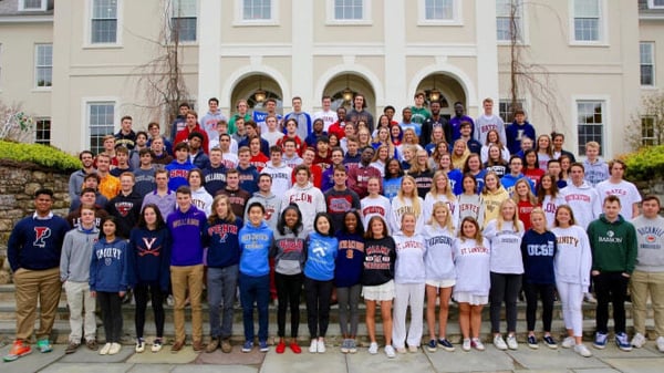 Eine Gruppe Schülerinnen und Schüler steht vor dem repräsentativen Gebäude der Berkshire School.