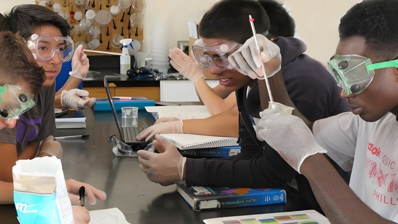 Eine Gruppe von Schülerinnen und Schülern arbeitet gemeinsam an einem Tisch im Klassenraum der Berkshire School.