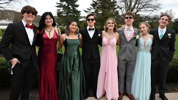 Eine Gruppe von Personen posiert draußen vor einem Gebäude auf dem Campus der Bethany School.