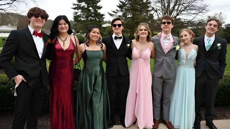 Eine Gruppe von Personen posiert draußen vor einem Gebäude auf dem Campus der Bethany School.