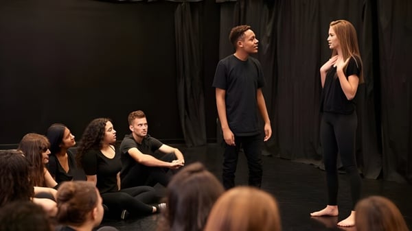 Eine Gruppe von Schülerinnen und Schülern der Bethlehem High School versammelt sich in einem Theaterraum.