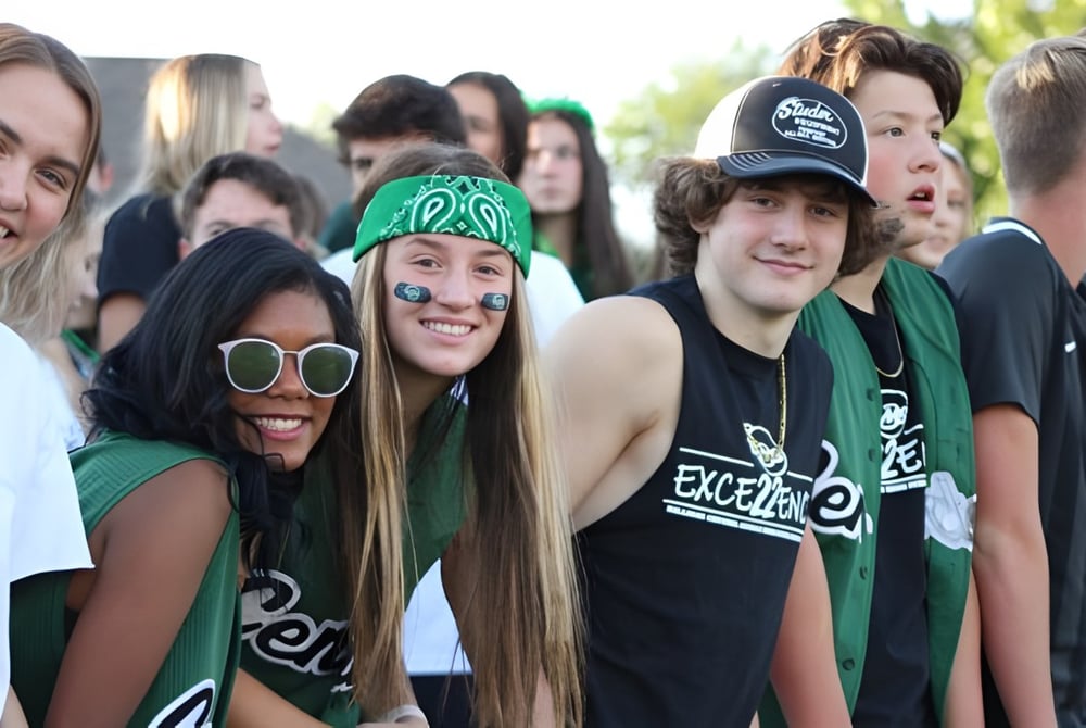 Eine Gruppe von Schülerinnen und Schülern der Billings Central Catholic High School versammelt sich draußen und lächelt gemeinsam.