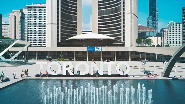 Moderne Stadtsilhouette mit Wolkenkratzern und großem Brunnen im Vordergrund nahe dem Birchmount Park Collegiate Institute.