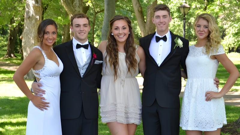 Eine Gruppe von fünf Personen steht im Garten des Birchmount Park Collegiate Institute in formeller Kleidung.