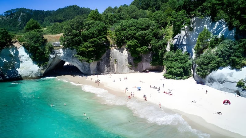 Eine malerische Strandlandschaft mit Klippen und klaren türkisfarbenen Wasser in der Nähe von Birkenhead College.