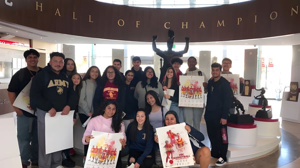 Eine Gruppe von Schülerinnen und Schülern der Birmingham Community Charter High School posiert vor dem Hall of Champions im Museum.