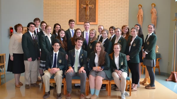 Eine Gruppe Schüler versammelt sich in einem Raum mit religiösen Bildern auf dem Campus der Bishop Brady High School.