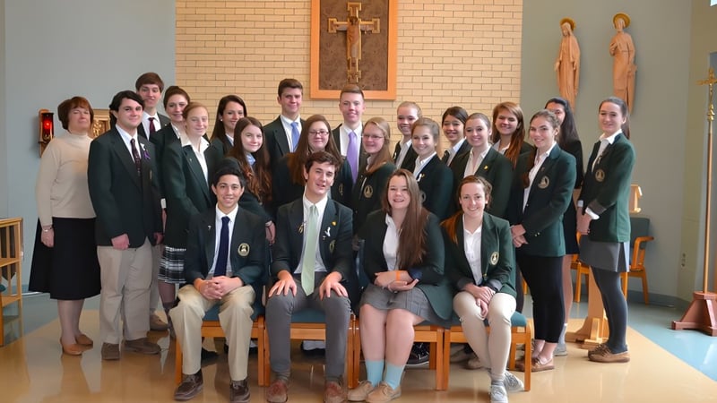 Eine Gruppe Schüler versammelt sich in einem Raum mit religiösen Bildern auf dem Campus der Bishop Brady High School.