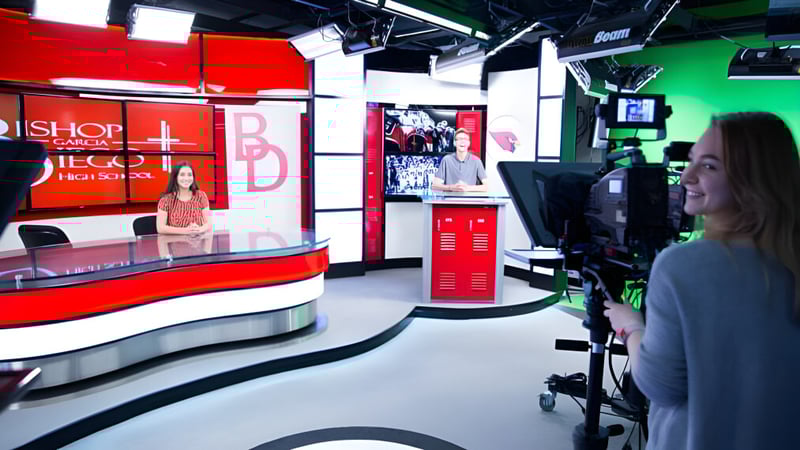 Ein Nachrichtensprecher steht im Fernsehsudio auf dem Campus der Bishop Garcia Diego High School.