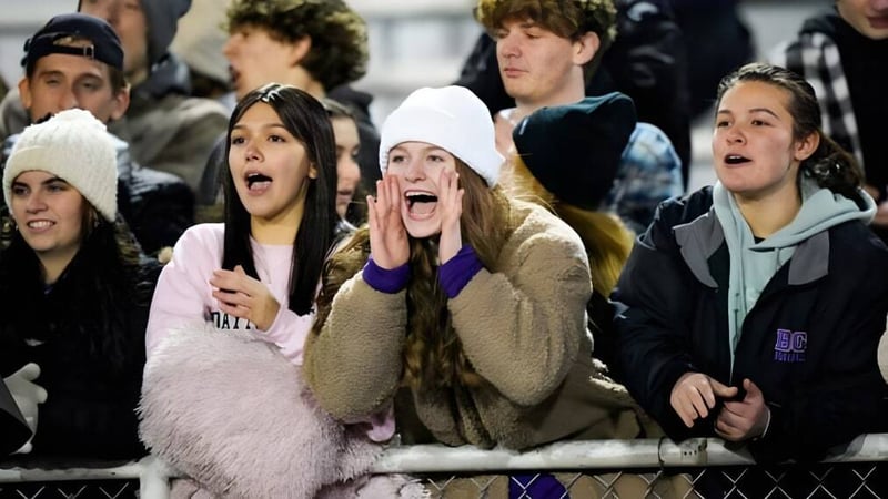 Eine Gruppe von Schülern auf dem Campus der Bishop Guilfoyle Catholic High School freut sich gemeinsam draußen in Winterkleidung.