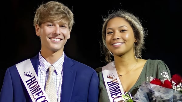 Zwei Schülerinnen und Schüler der Bishop J Snyder High School tragen Sieger-Schärpen bei einem Wettbewerb.