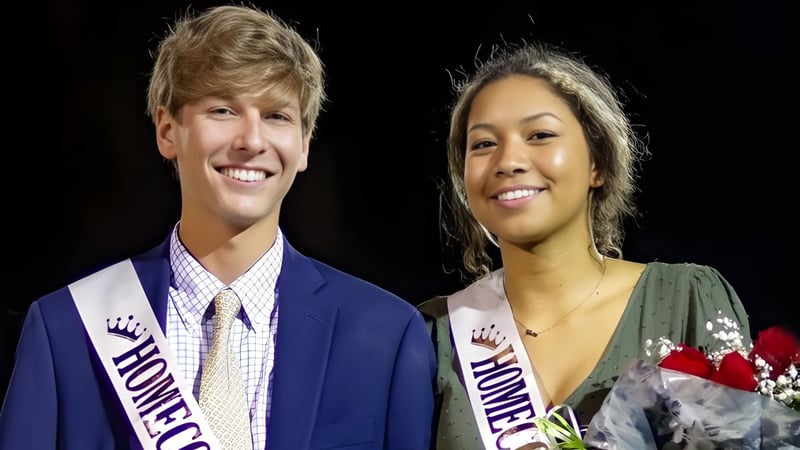 Zwei Schülerinnen und Schüler der Bishop J Snyder High School tragen Sieger-Schärpen bei einem Wettbewerb.