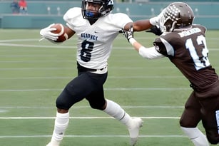 Zwei Football-Spieler sind während eines Spiels auf dem Spielfeld der Bishop Kearney High School zu sehen.