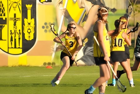 Weibliche Athletinnen spielen ein Feldhockeyspiel auf dem Spielfeld der Bishop Kelly High School.