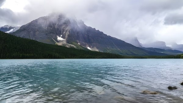 Ein ruhiger Bergsee mit schneebedeckten Bergen in der Nähe der Bishop McNally High School.