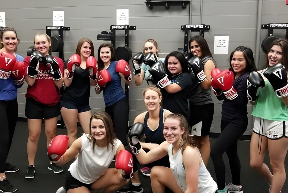 Eine Gruppe junger Frauen trainiert Boxen in der Turnhalle der Bishop O'Byrne High School.