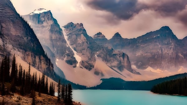 Schneebedeckte Berge und ein türkisfarbener See vor einem Wald sind in der Nähe der Bishop O'Byrne High School zu sehen.