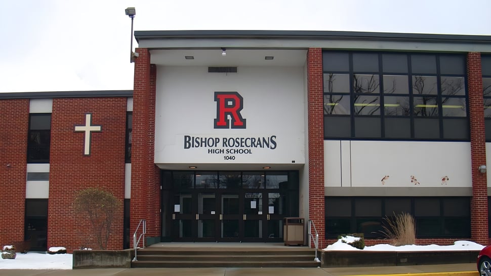 Das Backsteingebäude der Bishop Rosecrans High School ist von einer verschneiten Landschaft umgeben.