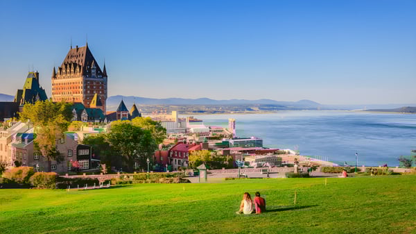 Die Skyline mit einem schlossähnlichen Gebäude und Wasser in der Nähe von Bishop’s College School.