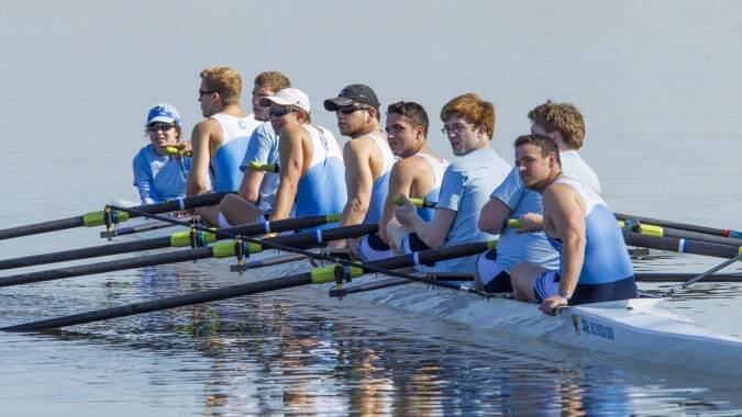 Eine Gruppe von Ruderern auf einem ruhigen Gewässer beim Rudern vom Blackrock College.