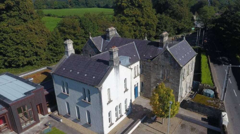Blick auf die malerische Landschaft rund um die Blackwater Community School mit traditioneller und moderner Architektur.