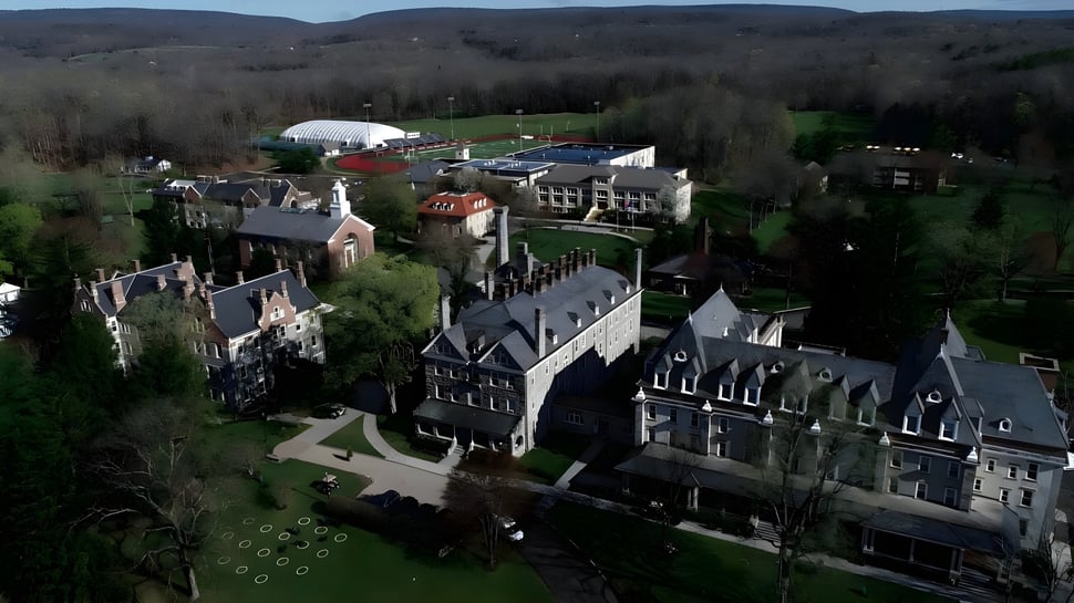 Ein mittelalterliches Schloss umgeben von Wald und Hügeln auf dem Gelände der Blair Academy.