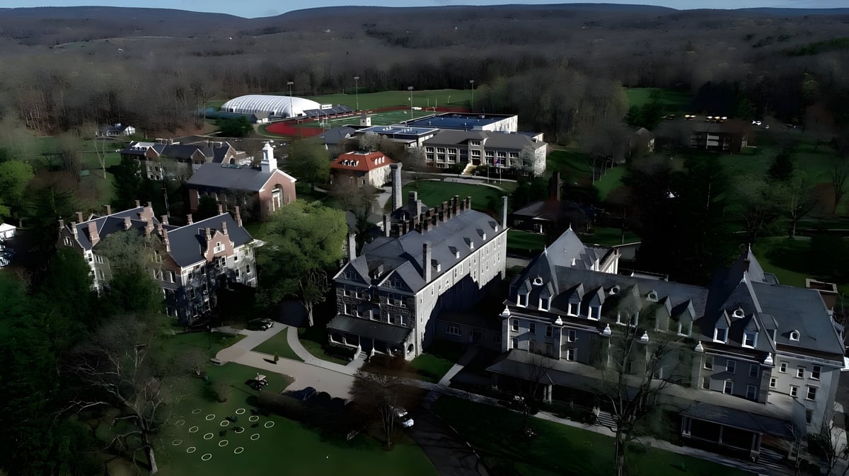 Ein mittelalterliches Schloss umgeben von Wald und Hügeln auf dem Gelände der Blair Academy.