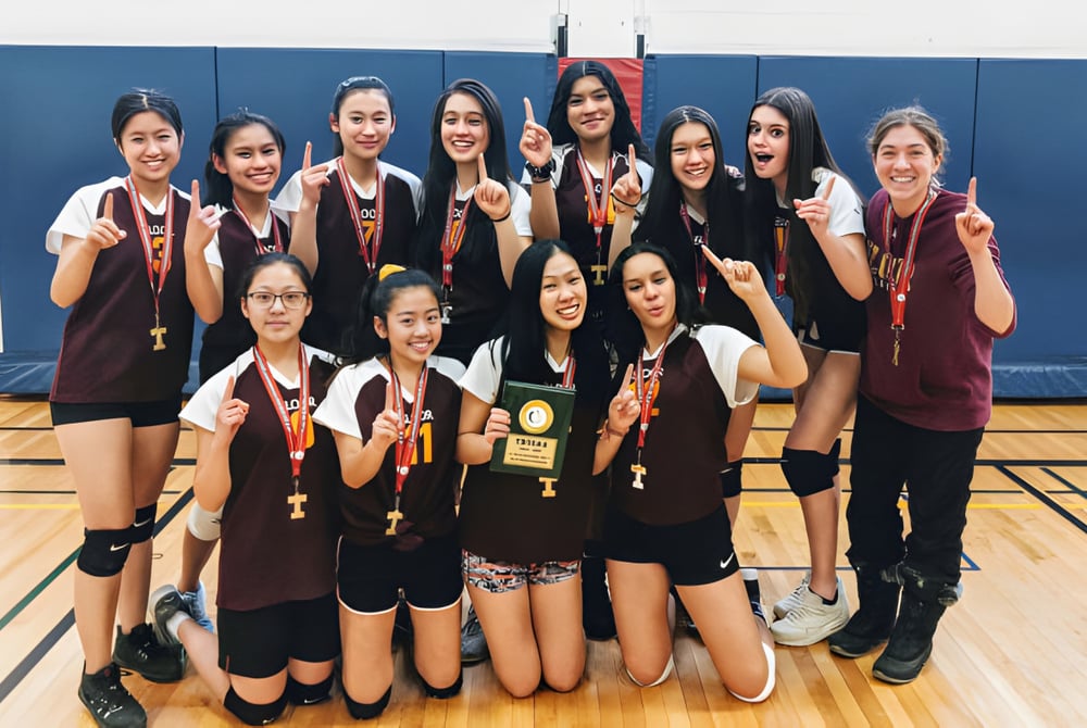 Eine Gruppe Schülerinnen des Bloor Collegiate Institute posiert in Sportuniformen vor einer blauen Wand mit Sportgeräten.