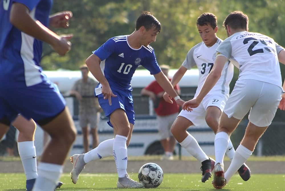 Schüler der Blue Ridge School spielen ein Fußballspiel auf dem Rasenplatz mit mehreren Spielern in Aktion.