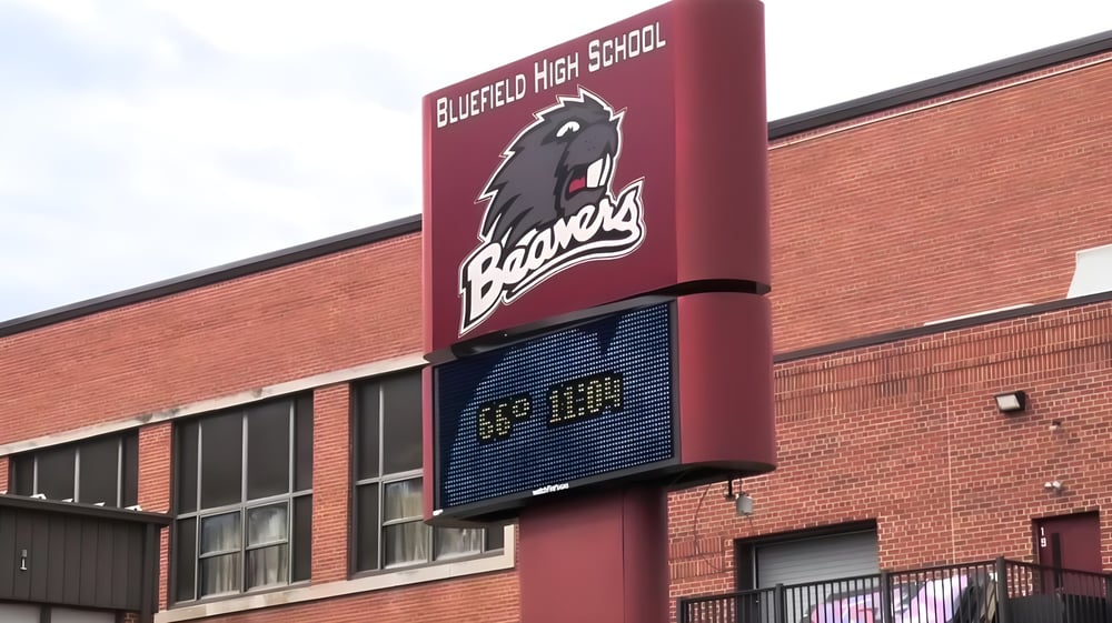 Das große rote Schild mit dem Bluefield High School Beavers Logo an der Vorderseite eines Backsteingebäudes.