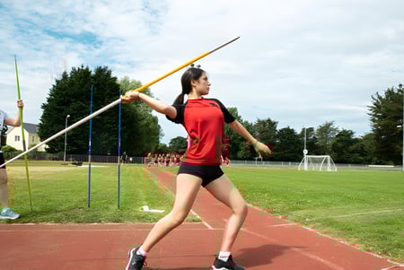 Eine Schülerin des Bodmin College bereitet sich auf dem Sportplatz auf den Stabwurf vor.