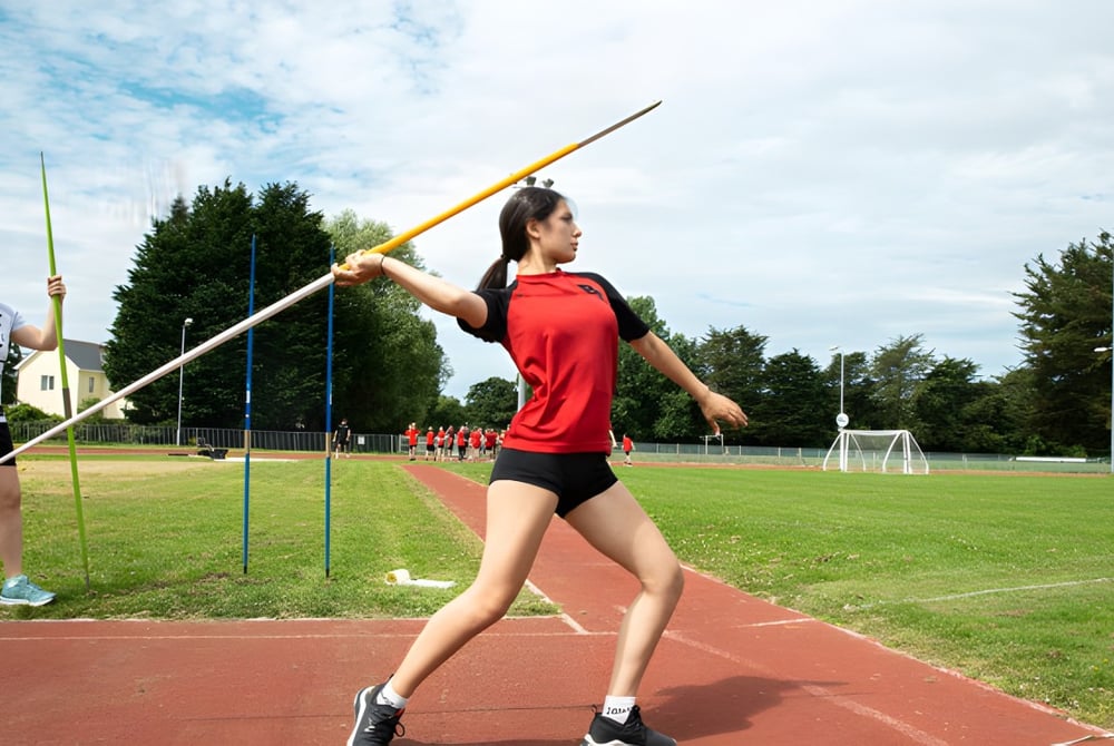 Eine Schülerin des Bodmin College bereitet sich auf dem Sportplatz auf den Stabwurf vor.