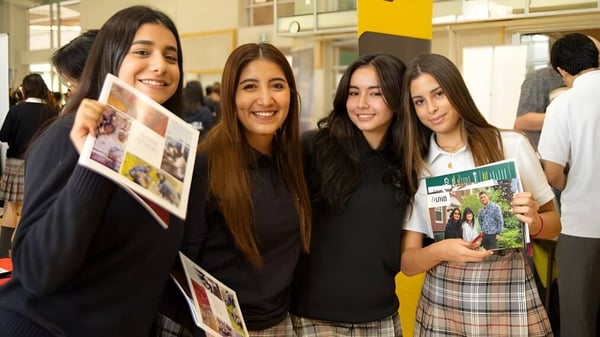 Vier Schülerinnen der Bodwell High School lächeln und posieren gemeinsam in einem Klassenraum.
