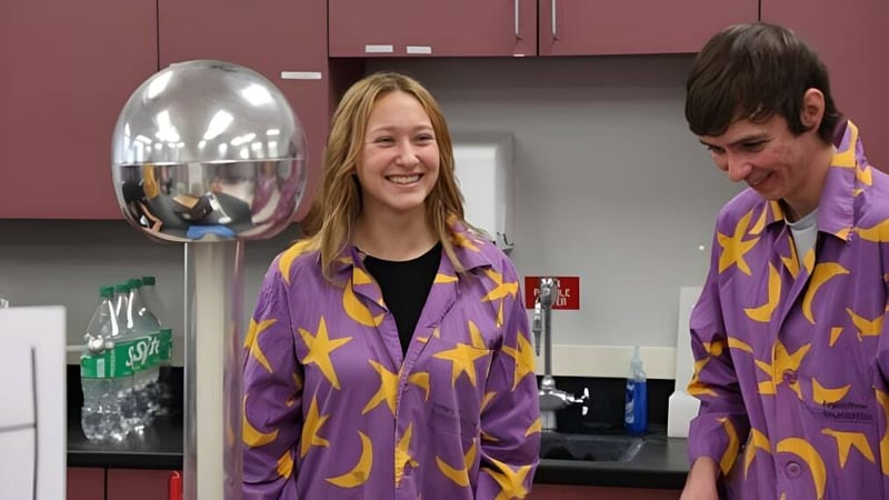 Zwei Personen mit sternenbesetzten Jacken stehen in einem Raum mit verschiedenen Gegenständen im Boise School District.