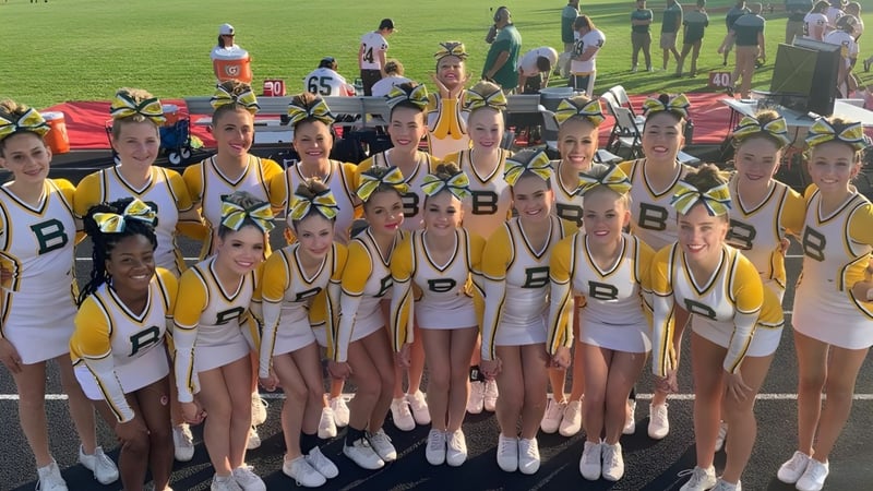 Eine Gruppe junger Athletinnen der Bonneville High School versammelt sich auf einem grünen Spielfeld.