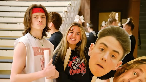 Eine Gruppe Schülerinnen und Schüler des Bonneville Joint School Districts versammelt sich in einer Sporthalle.