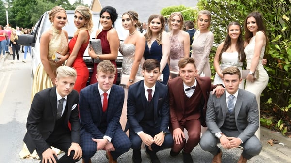 Eine Gruppe Schülerinnen und Schüler der Bootham School posiert gemeinsam in einem Garten.