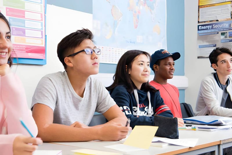 Eine Gruppe von Schülerinnen und Schülern lernt gemeinsam im Klassenzimmer des Bosworth Independent College.