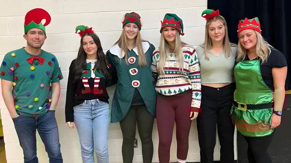Schüler und Mitarbeiter des Botwood Collegiate tragen festliche Outfits und feiern gemeinsam eine Weihnachtsfeier.